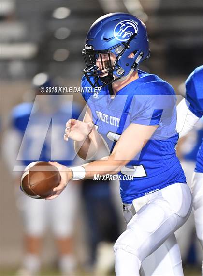 Thumbnail 2 in De Leon vs. Wolfe City (UIL 2A Division 1 Region 2 Area) photogallery.