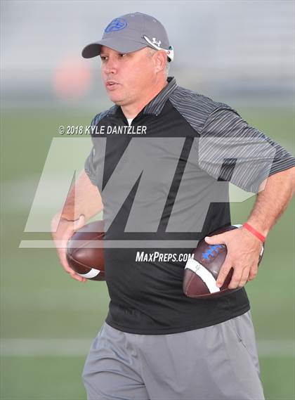 Thumbnail 2 in De Leon vs. Wolfe City (UIL 2A Division 1 Region 2 Area) photogallery.