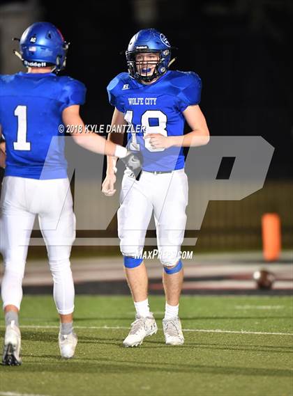 Thumbnail 2 in De Leon vs. Wolfe City (UIL 2A Division 1 Region 2 Area) photogallery.