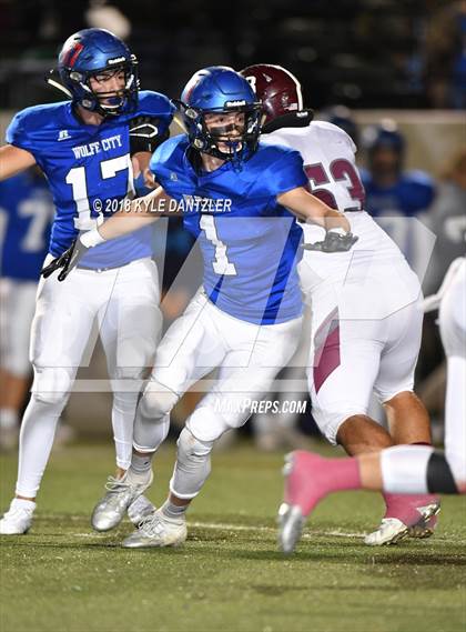 Thumbnail 1 in De Leon vs. Wolfe City (UIL 2A Division 1 Region 2 Area) photogallery.