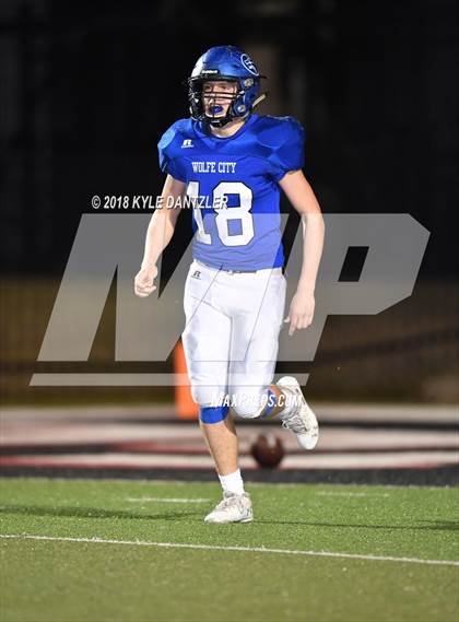 Thumbnail 1 in De Leon vs. Wolfe City (UIL 2A Division 1 Region 2 Area) photogallery.