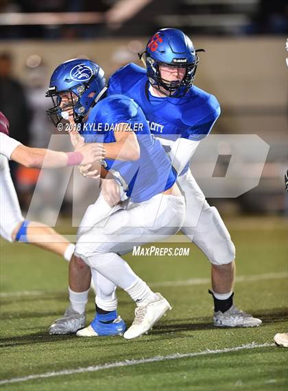 Thumbnail 1 in De Leon vs. Wolfe City (UIL 2A Division 1 Region 2 Area) photogallery.