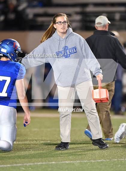 Thumbnail 2 in De Leon vs. Wolfe City (UIL 2A Division 1 Region 2 Area) photogallery.