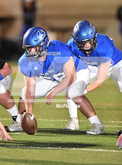 Thumbnail 2 in De Leon vs. Wolfe City (UIL 2A Division 1 Region 2 Area) photogallery.