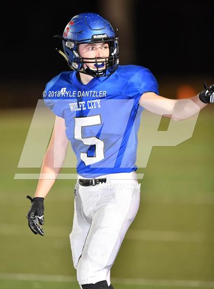Thumbnail 2 in De Leon vs. Wolfe City (UIL 2A Division 1 Region 2 Area) photogallery.
