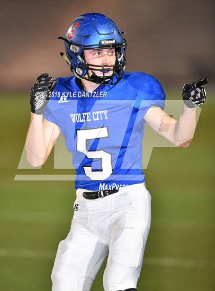 Thumbnail 3 in De Leon vs. Wolfe City (UIL 2A Division 1 Region 2 Area) photogallery.
