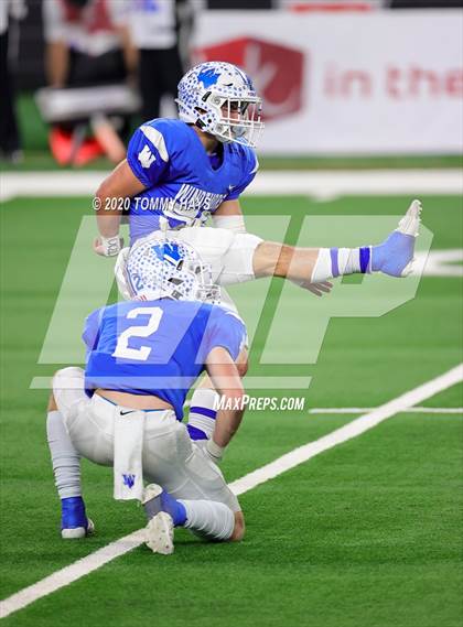 Thumbnail 1 in Windthorst vs. Mart (UIL Class 2A Division 2 State Final) photogallery.