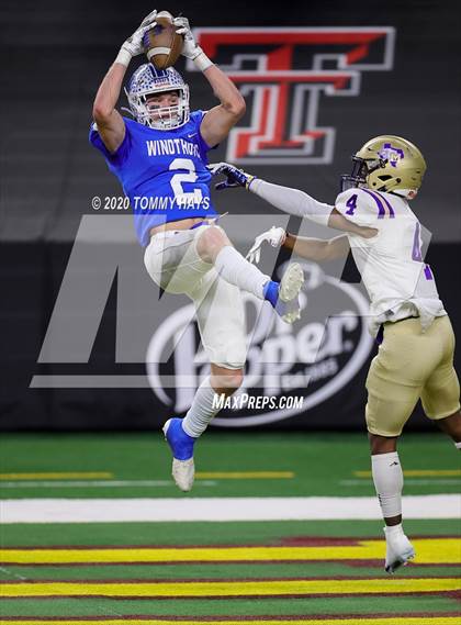 Thumbnail 1 in Windthorst vs. Mart (UIL Class 2A Division 2 State Final) photogallery.