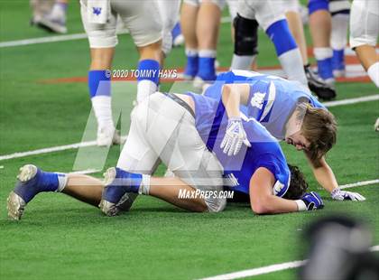 Thumbnail 3 in Windthorst vs. Mart (UIL Class 2A Division 2 State Final) photogallery.
