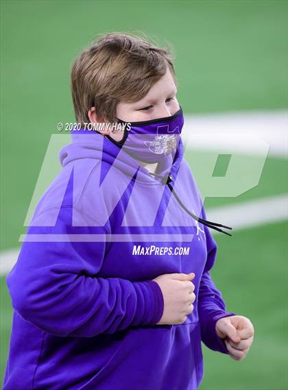 Thumbnail 1 in Windthorst vs. Mart (UIL Class 2A Division 2 State Final) photogallery.