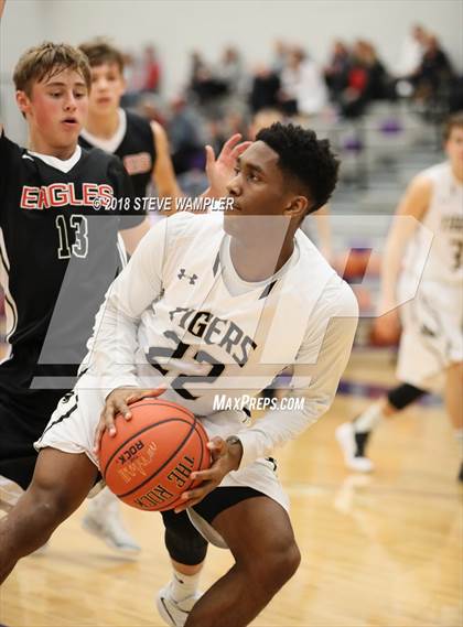 Thumbnail 3 in Central vs. Westmoreland (Watertown Christmas Tournament) photogallery.