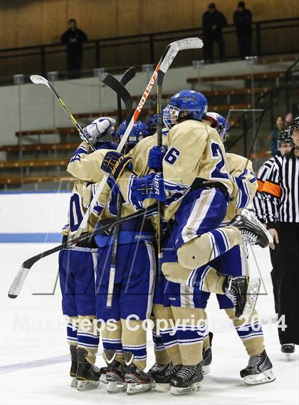 Thumbnail 2 in Newtown vs. Tri-Town (CIAC Division III Semifinal) photogallery.
