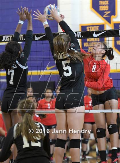 Thumbnail 3 in Walton vs. Kahuku (Durango Fall Classic) photogallery.