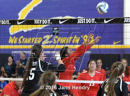 Thumbnail 2 in Walton vs. Kahuku (Durango Fall Classic) photogallery.