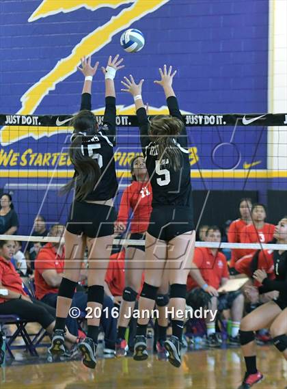 Thumbnail 2 in Walton vs. Kahuku (Durango Fall Classic) photogallery.