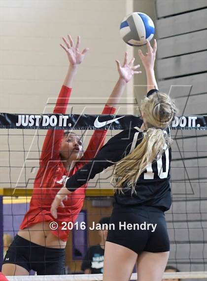 Thumbnail 2 in Walton vs. Kahuku (Durango Fall Classic) photogallery.