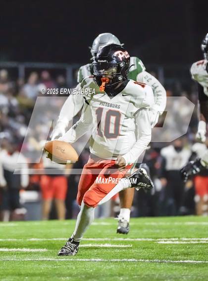 Thumbnail 1 in De La Salle vs. Pittsburg (CIF NCS Open Final) photogallery.