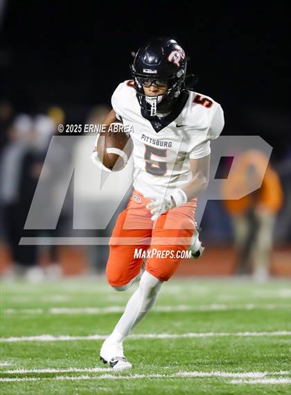 Thumbnail 3 in De La Salle vs. Pittsburg (CIF NCS Open Final) photogallery.