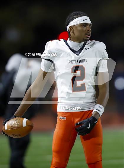 Thumbnail 2 in De La Salle vs. Pittsburg (CIF NCS Open Final) photogallery.