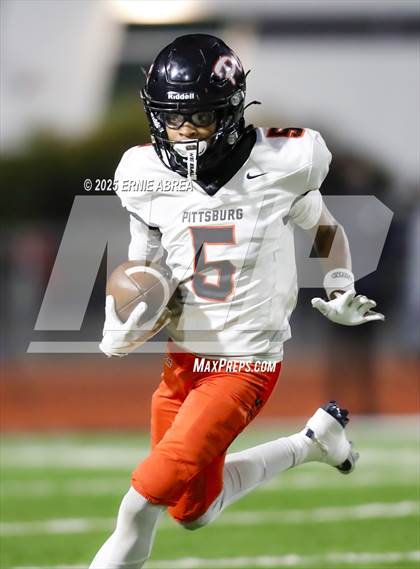 Thumbnail 1 in De La Salle vs. Pittsburg (CIF NCS Open Final) photogallery.