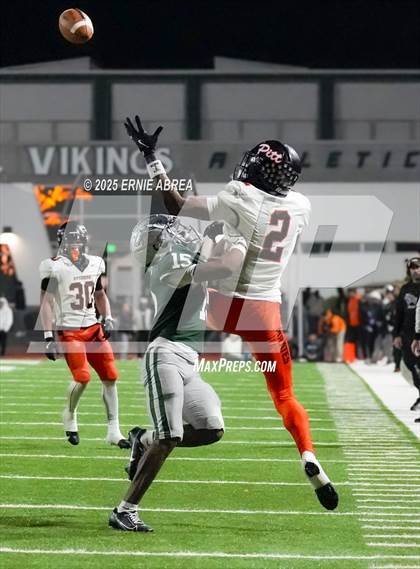 Thumbnail 1 in De La Salle vs. Pittsburg (CIF NCS Open Final) photogallery.