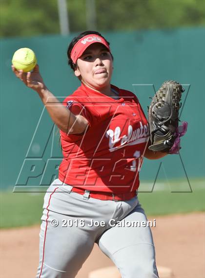 Thumbnail 3 in Lee [Robert E.] vs Churchill (NEISD Softball Complex) photogallery.