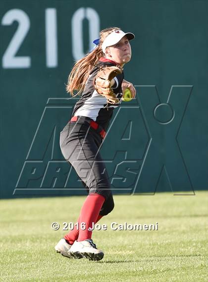 Thumbnail 3 in Lee [Robert E.] vs Churchill (NEISD Softball Complex) photogallery.