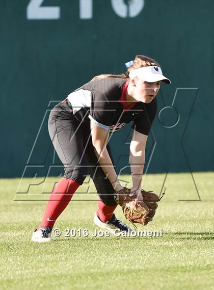 Thumbnail 3 in Lee [Robert E.] vs Churchill (NEISD Softball Complex) photogallery.
