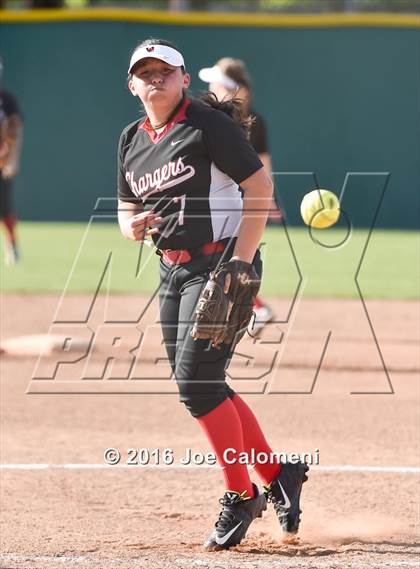 Thumbnail 2 in Lee [Robert E.] vs Churchill (NEISD Softball Complex) photogallery.