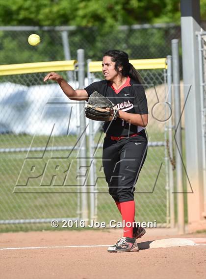 Thumbnail 1 in Lee [Robert E.] vs Churchill (NEISD Softball Complex) photogallery.