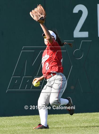 Thumbnail 3 in Lee [Robert E.] vs Churchill (NEISD Softball Complex) photogallery.