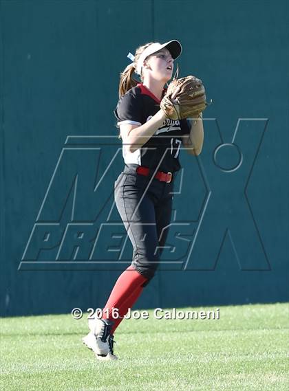 Thumbnail 3 in Lee [Robert E.] vs Churchill (NEISD Softball Complex) photogallery.