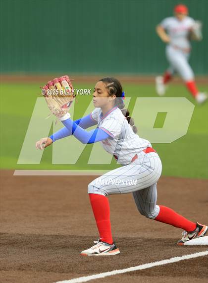 Thumbnail 1 in Grand Saline vs Duncanville photogallery.