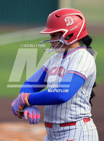 Thumbnail 3 in Grand Saline vs Duncanville photogallery.