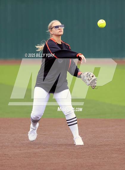 Thumbnail 3 in Grand Saline vs Duncanville photogallery.