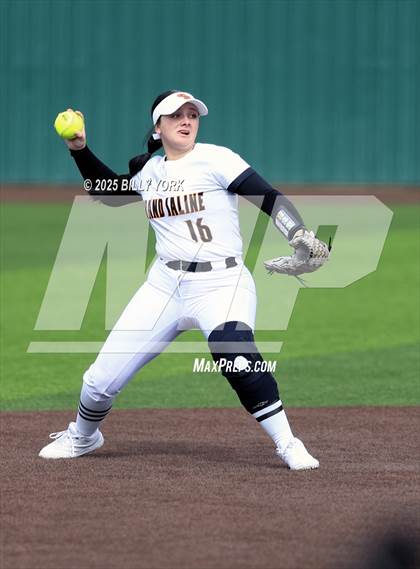Thumbnail 2 in Grand Saline vs Duncanville photogallery.