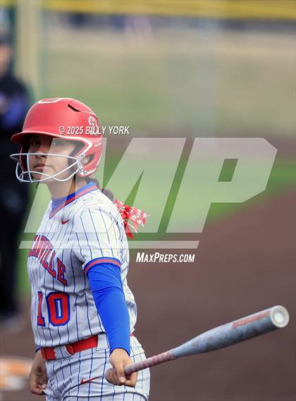 Thumbnail 2 in Grand Saline vs Duncanville photogallery.