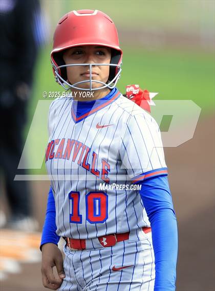Thumbnail 1 in Grand Saline vs Duncanville photogallery.