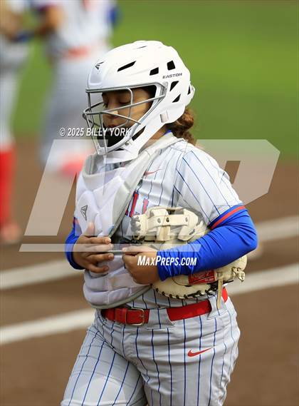 Thumbnail 3 in Grand Saline vs Duncanville photogallery.