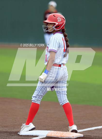 Thumbnail 3 in Grand Saline vs Duncanville photogallery.