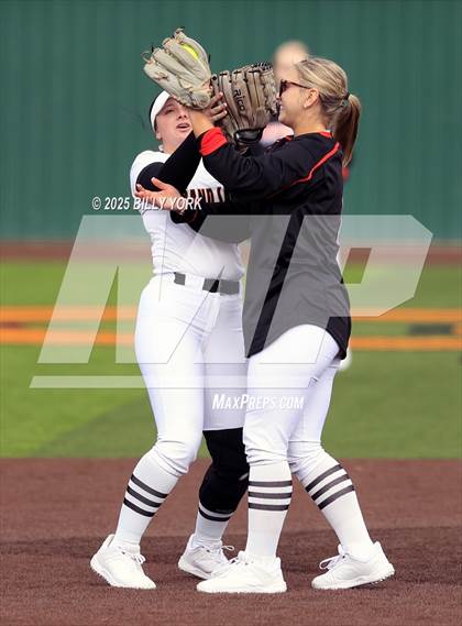 Thumbnail 3 in Grand Saline vs Duncanville photogallery.