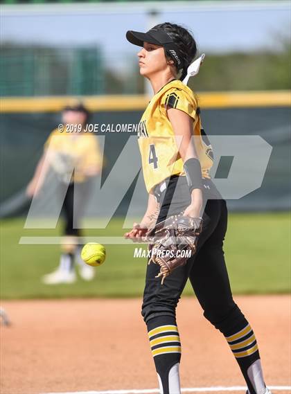 Thumbnail 2 in  Lee [Robert E.] vs East Central (NISD Softball Tournament) photogallery.