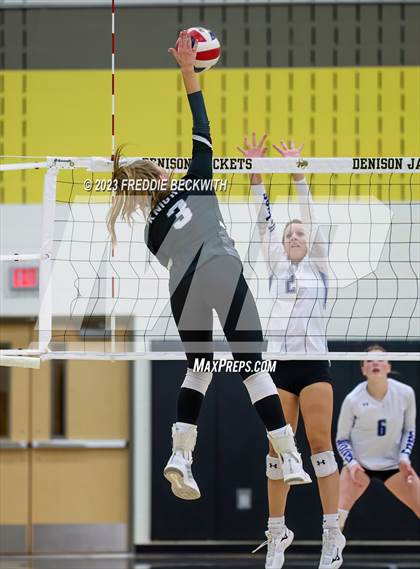 Thumbnail 3 in Lindsay vs. Wolfe City (UIL 2A Volleyball Area) photogallery.