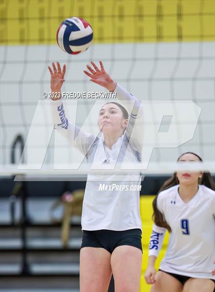 Thumbnail 2 in Lindsay vs. Wolfe City (UIL 2A Volleyball Area) photogallery.