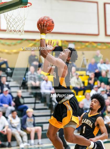 Thumbnail 3 in San Ramon Valley vs. Alameda (CIF NCS D2 Semifinal) photogallery.