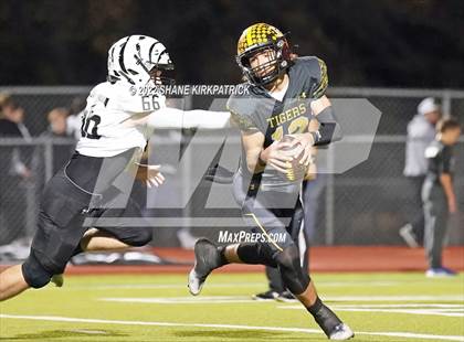 Thumbnail 2 in Grandview vs. Malakoff (3A Division 1 Region 2 Quarterfinal) photogallery.