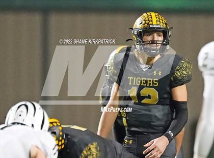 Thumbnail 2 in Grandview vs. Malakoff (3A Division 1 Region 2 Quarterfinal) photogallery.