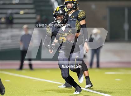 Thumbnail 2 in Grandview vs. Malakoff (3A Division 1 Region 2 Quarterfinal) photogallery.