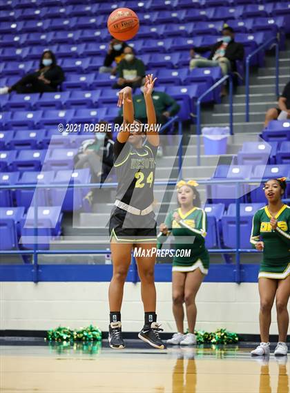 Thumbnail 2 in DeSoto vs. Tyler Legacy (UIL 6A Area) photogallery.