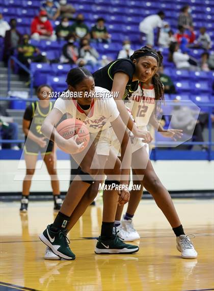 Thumbnail 2 in DeSoto vs. Tyler Legacy (UIL 6A Area) photogallery.
